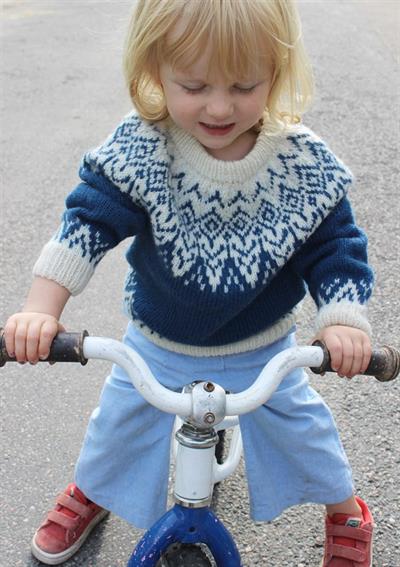 Bjergtinder sweater har nordisk inspireret mønster på bærestykket. En dejlig varm sweater til de 2-6 årige