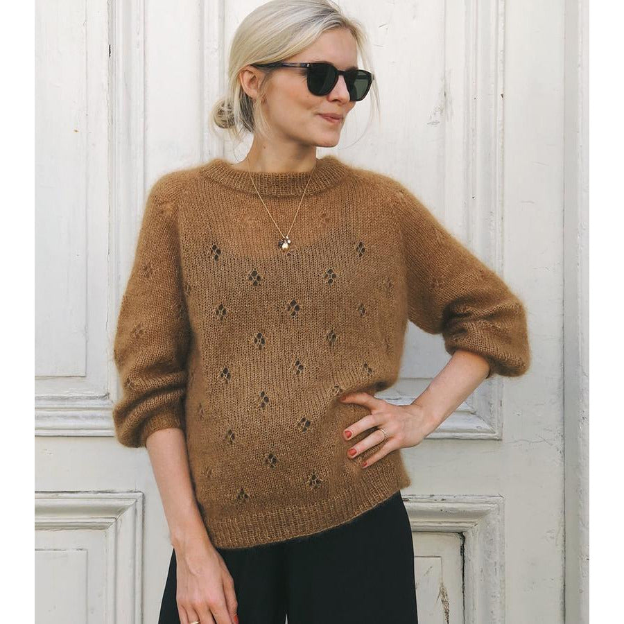Fortune Sweater har fint kløvermønster og trekvart-ærmer