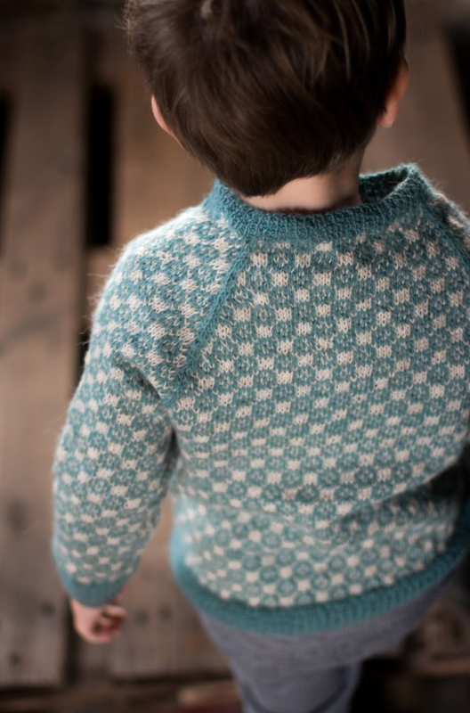 Louis Sweater i fint mønster, som går til alle, både piger og drenge