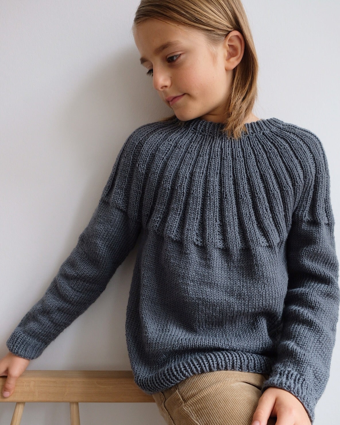 Haralds Sweater Junior har bærestykke med dobbelt rib